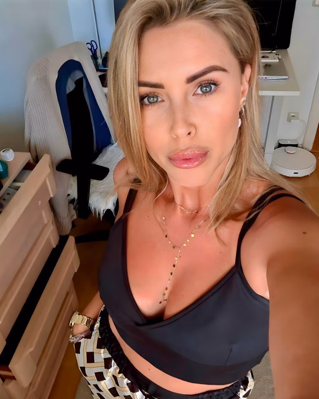 Anna 41 Hamburg Germany Charms of a bride are captivating